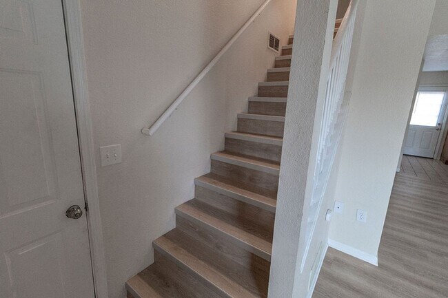 Building Photo - 1323-1325 Godas Dr