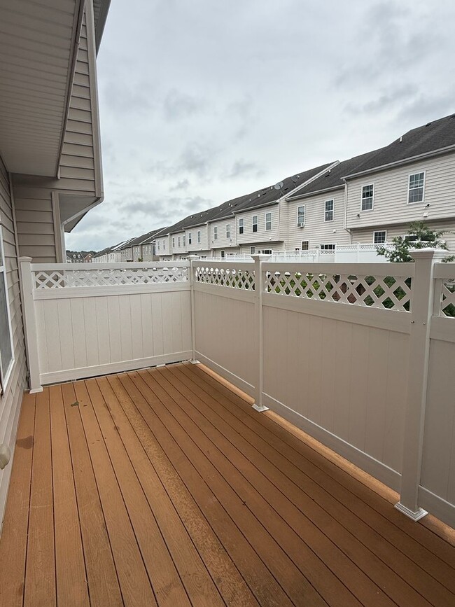Building Photo - ACT FAST! 4 Bedroom Townhome in Desirable Gateway Overlook Community!
