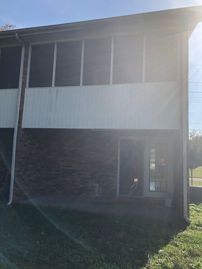 Building Photo - 820 Southwood Dr