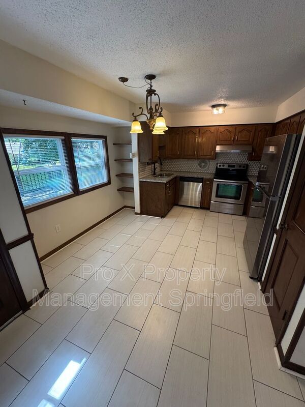 Building Photo - 3332 S Southlyn Pl