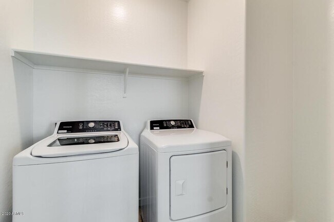 Building Photo - 1070 E Marlin Dr