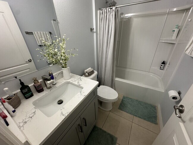 Building Photo - 4-bedroom, 2-bathroom