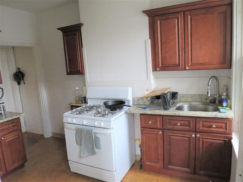 Primary Photo - 17 Putnam Ave