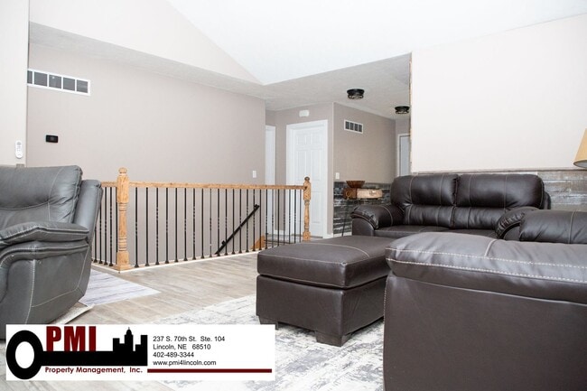Building Photo - 4 Bedroom and 3 bathroom Fully Furnished