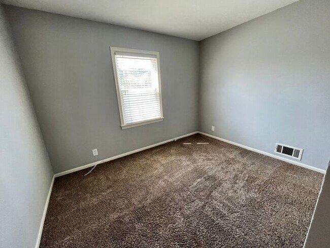 Building Photo - 2 Bed / 1 Bath House Near NKC!