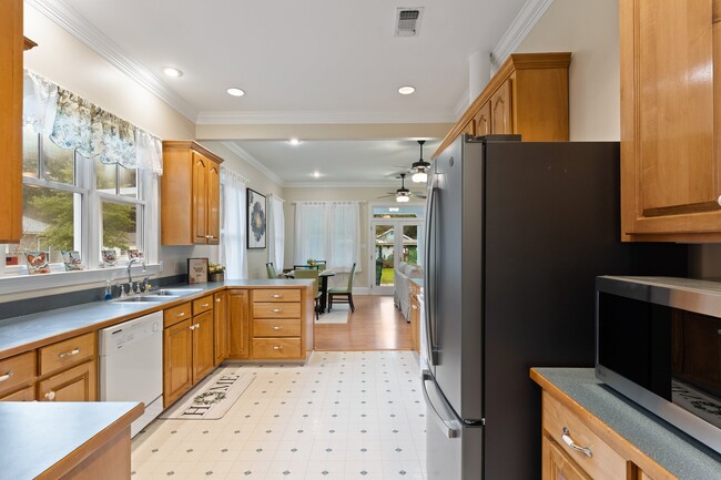 Kitchen - 21414 Mary St