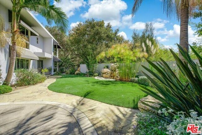 Building Photo - 1068 Casiano Rd