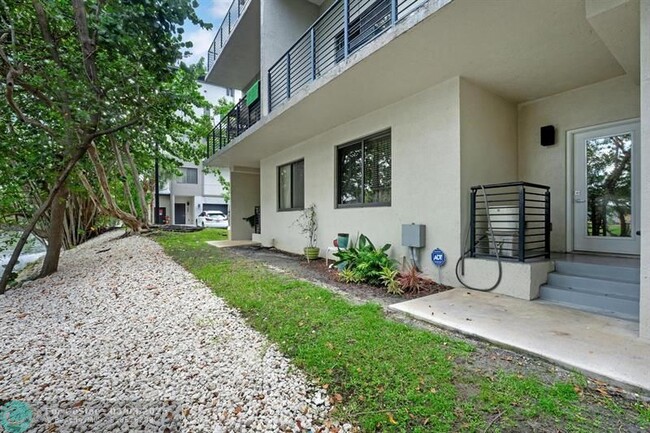Building Photo - 454 SE 1st Cir