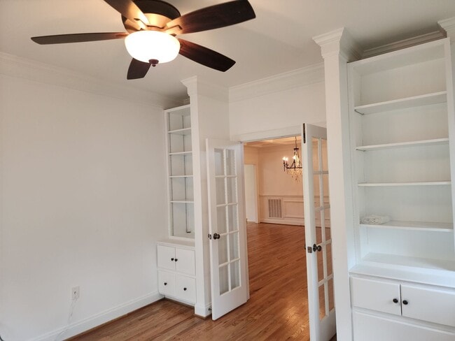 Building Photo - Stunning Luxury Home with 5 Bedrooms and 5...