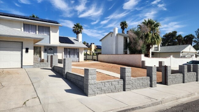 Building Photo - 2612 E Siesta Ave