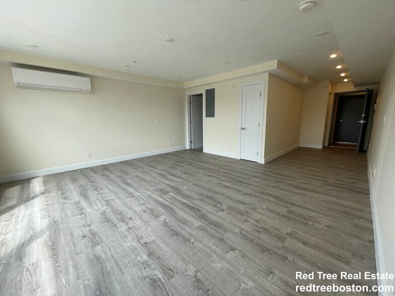 Building Photo - 1028a Commonwealth Ave