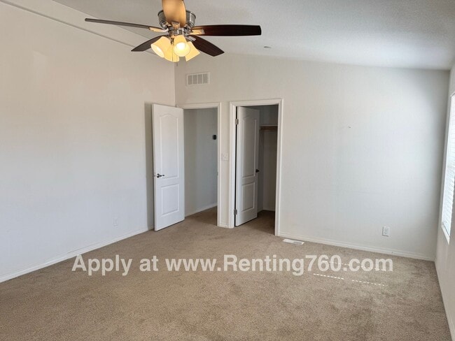 Building Photo - Huge 4 Bedroom Home!!