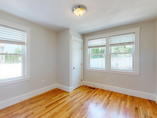 Building Photo - 25 Charlotte Rd