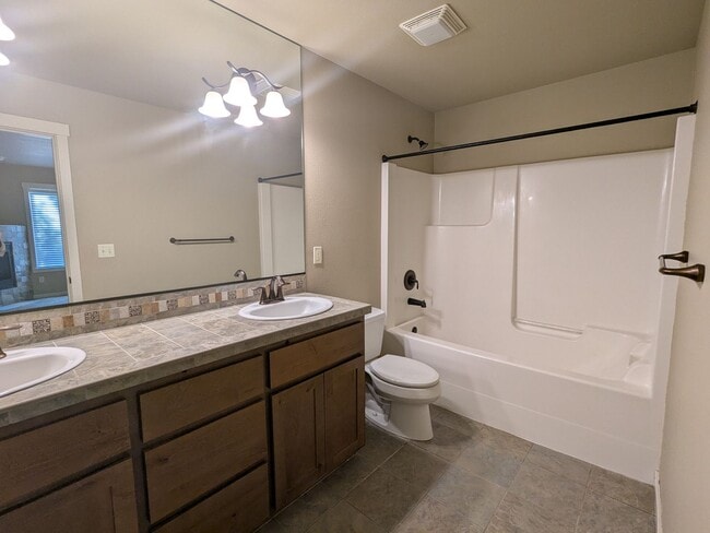 Building Photo - Gorgeous 3x2 townhouse, single-car garage, and two gas fireplaces