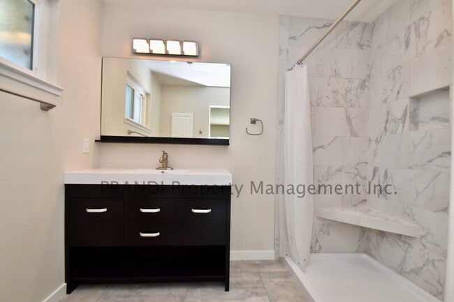 Building Photo - 627 Tanbark Terrace