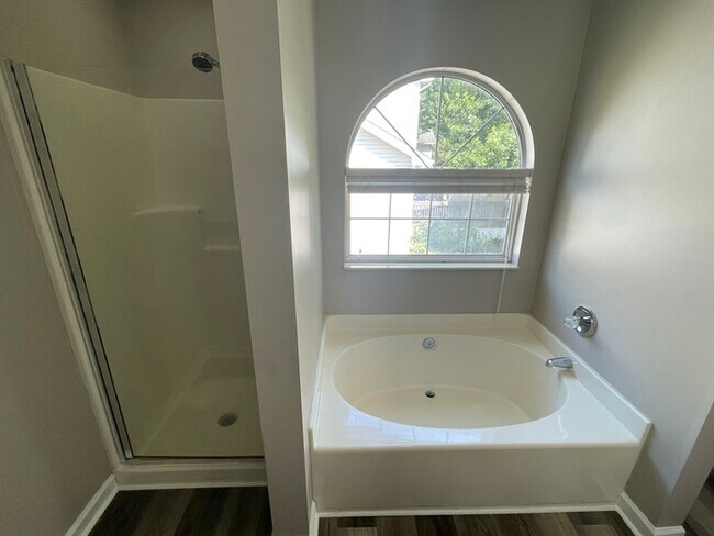 Building Photo - Harbortowne corner lot home with fenced yard and deck!