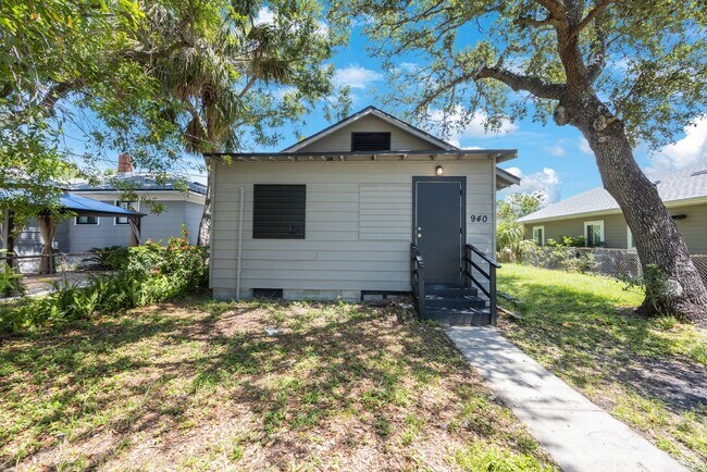 Building Photo - Cosy 2 bedroom 1 bath home with nice size yard $1850 SECTION 8 WELCOME**