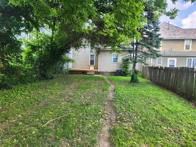 Building Photo - 3 Bedroom, 1.5 Bathroom House