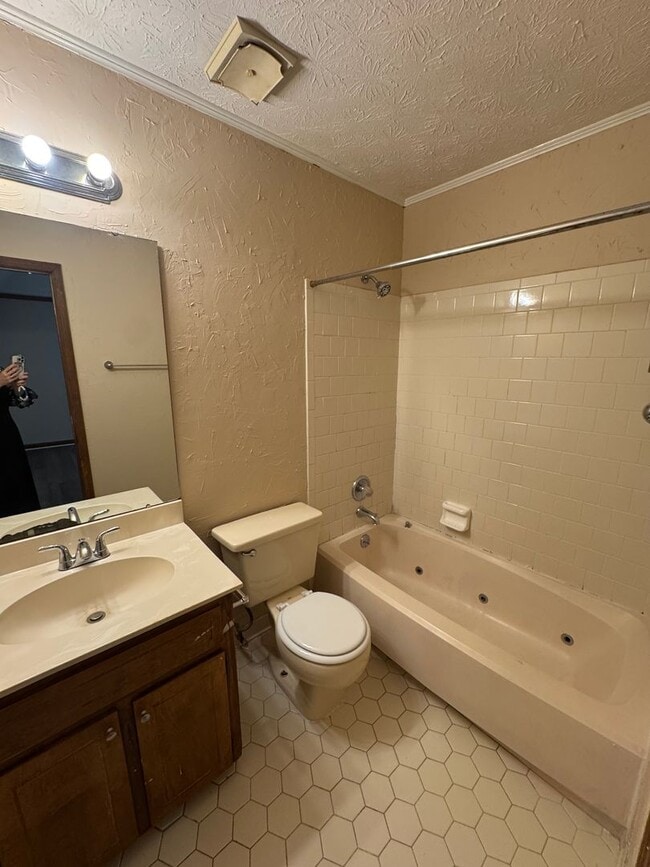 Building Photo - Attached Single Level 3 bedroom 2 bath