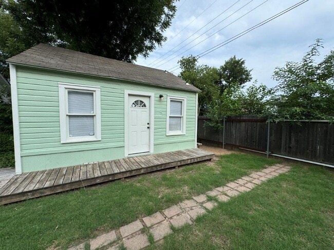 Building Photo - 2 bed 2 bath historic remodeled home with an awesome 1bed 1 bath detached apartment! Mesta Park b...