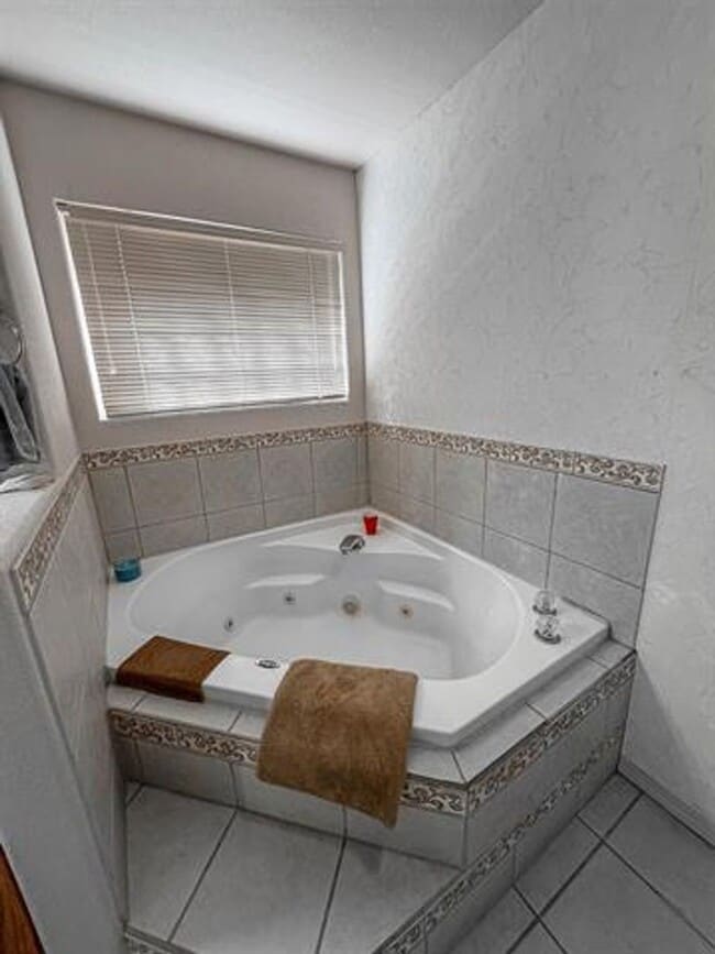 Building Photo - 3 Bedroom 2 bath