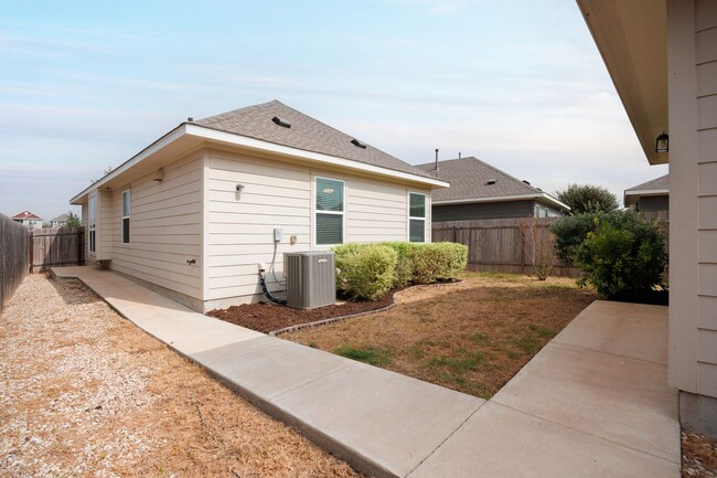 Building Photo - AVAILABLE NOW! 2 BEDROOM HOME LOCATED IN S...