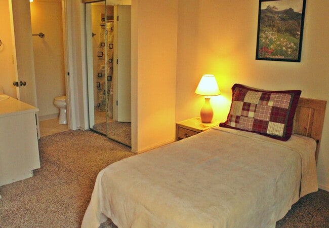 Building Photo - Treehouse Condo- 2 Bedroom/2 Bath Unit wit...