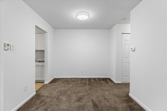 Building Photo - 703 Camelback Ct