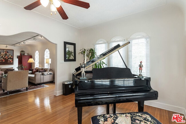 Building Photo - 143 S Mansfield Ave