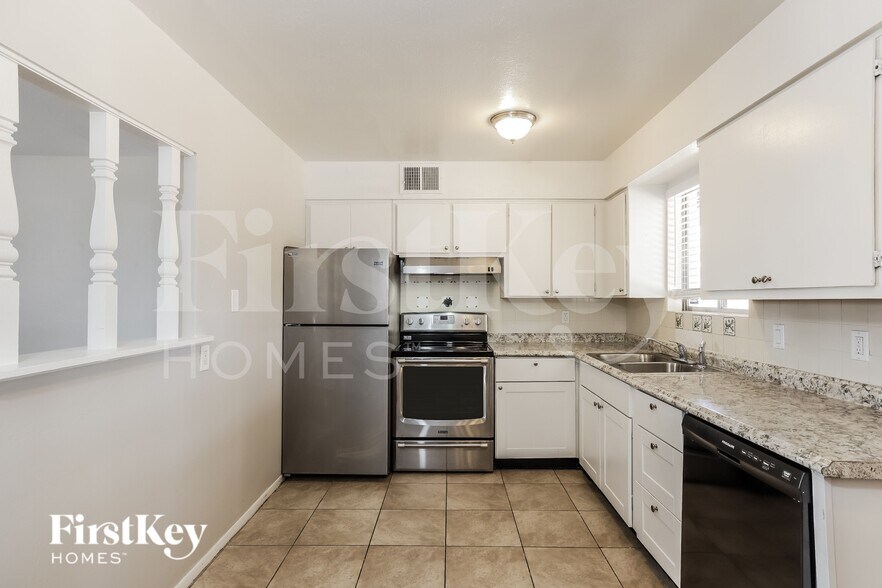 Building Photo - 2114 W Sunnyside Ave