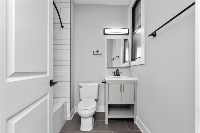 Building Photo - 3 bedroom in Chicago IL 60618