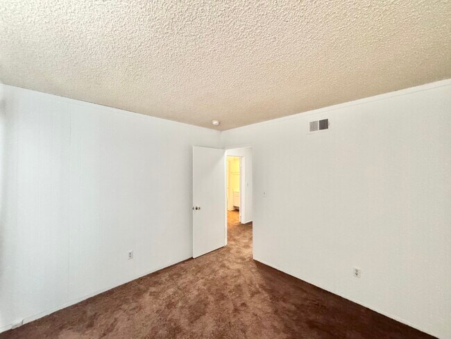 Building Photo - 10464 Larwin Ave