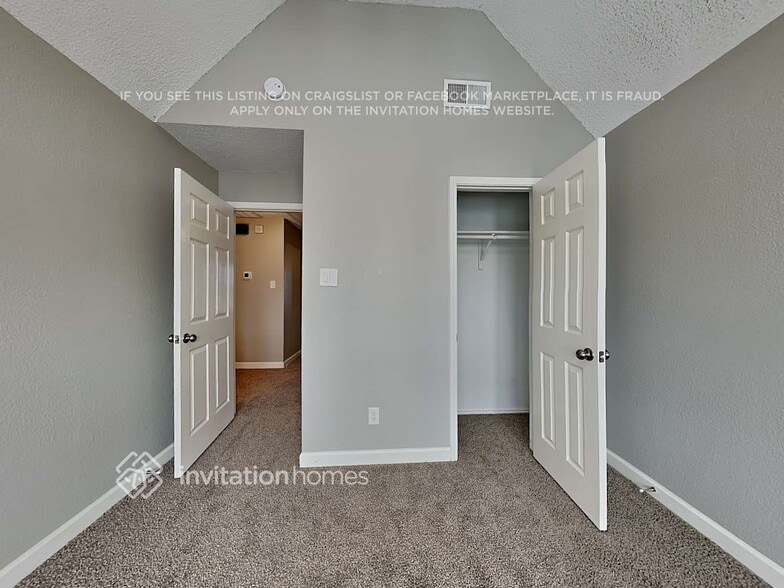 Building Photo - 7992 Roundtable Rd