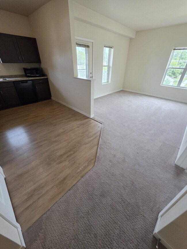 Building Photo - 2 Bedroom | 1 Bathroom 3rd Floor Apartment Available RIGHT NOW!