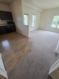 Building Photo - 2 Bedroom | 1 Bathroom 3rd Floor Apartment Available RIGHT NOW!