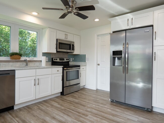 Building Photo - Living Across from Sarasota Bay 3BR/2.5BA Home Minutes to Downtown – Yardwork Included