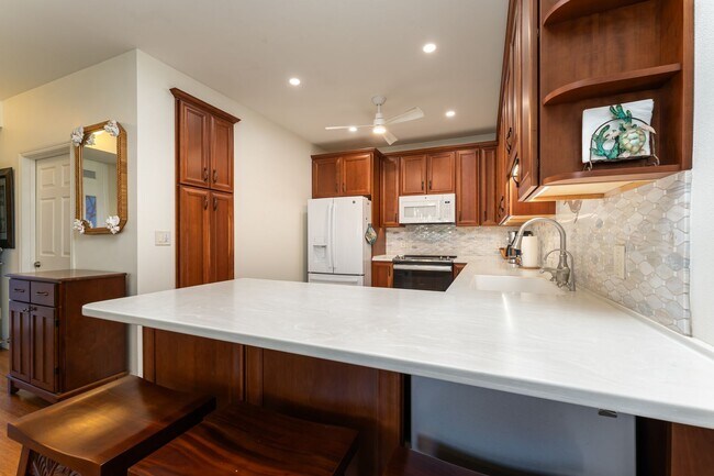 Building Photo - Beautiful Renovated and Furnished 2 bed/2 bath, walk to the beach