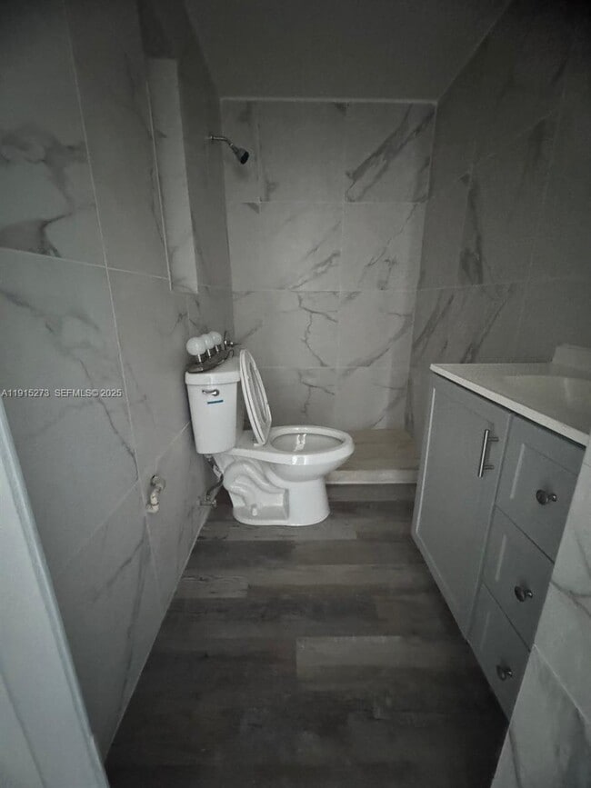 Building Photo - 46 S Oleander Ave