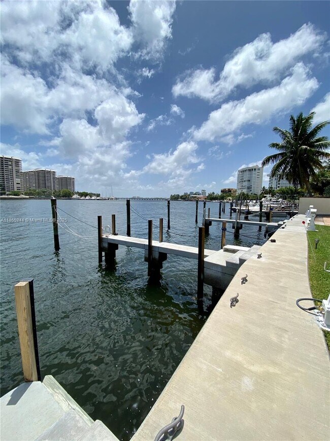 Building Photo - 1632 S Bayshore Ct