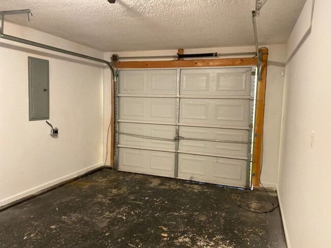 Building Photo - Great Rental....3/2 Bath, near playground,...
