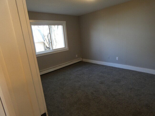 Building Photo - 98 Maple St