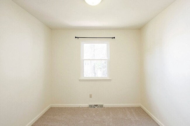 Building Photo - Move-in Ready/Pet-Friendly Briarwood Duplex