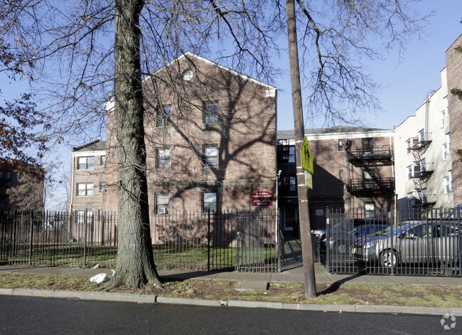 Primary Photo - 121 N Walnut St