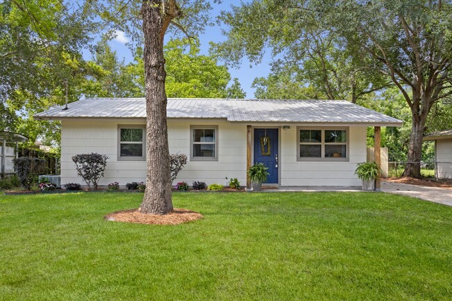 Building Photo - 133 Hickory Dr