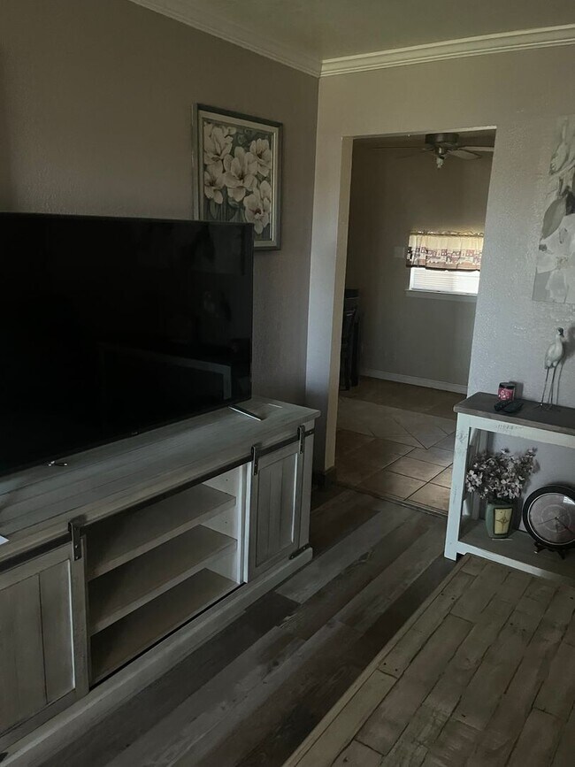 Building Photo - 3 bedroom 1.5 bathroom! HOUSING ACCEPTED!