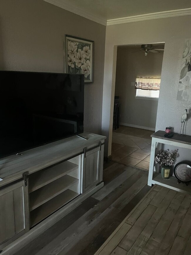 Building Photo - 3 bedroom 1.5 bathroom!