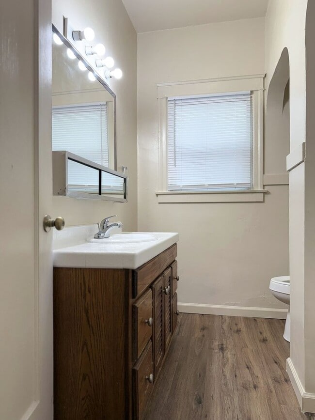 Building Photo - Endearing 3/1 Available!