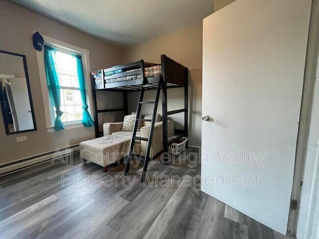 Building Photo - 217 Hobart St