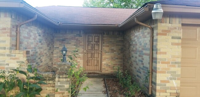 Building Photo - 527 Oakdale Dr