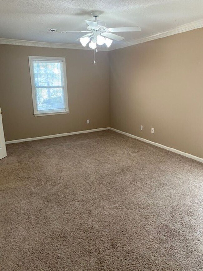 Building Photo - 4712 Lakeview Estates Dr